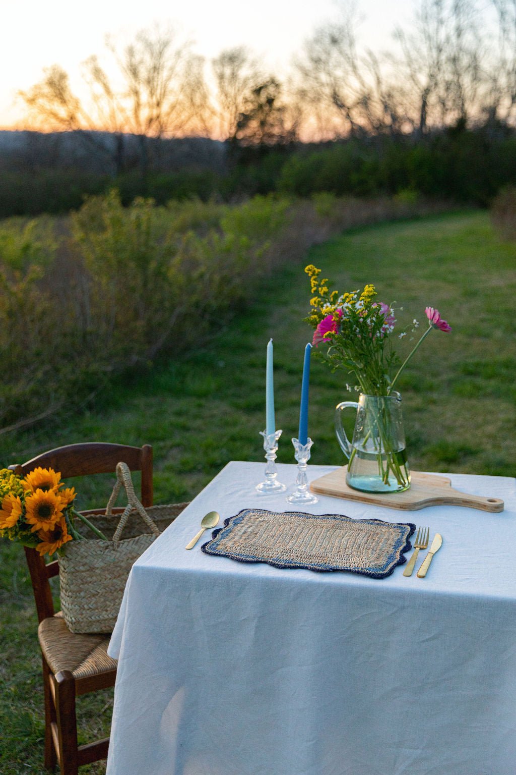 Garden Party placemats with Blue Edges, Handmade Woven Rectangular Table Mats, Natural raffia boho Placemat for Dining Table - Che Cose Belle