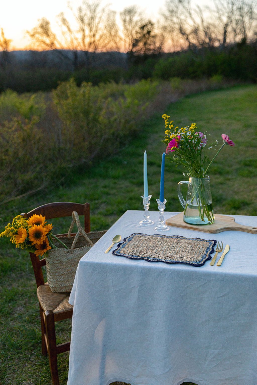 Garden Party placemats with Blue Edges, Handmade Woven Rectangular Table Mats, Natural raffia boho Placemat for Dining Table - Che Cose Belle