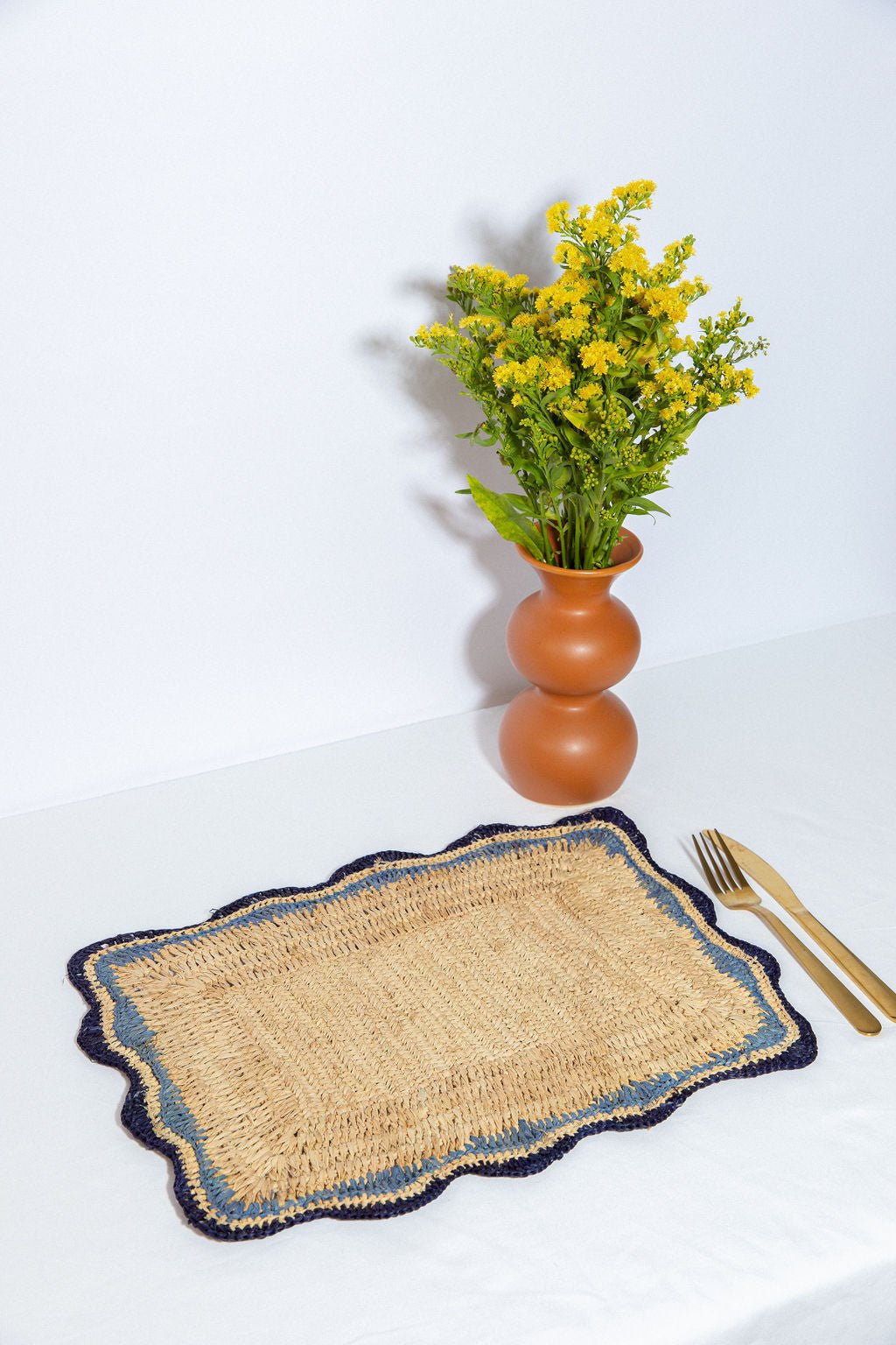 Garden Party placemats with Blue Edges, Handmade Woven Rectangular Table Mats, Natural raffia boho Placemat for Dining Table - Che Cose Belle