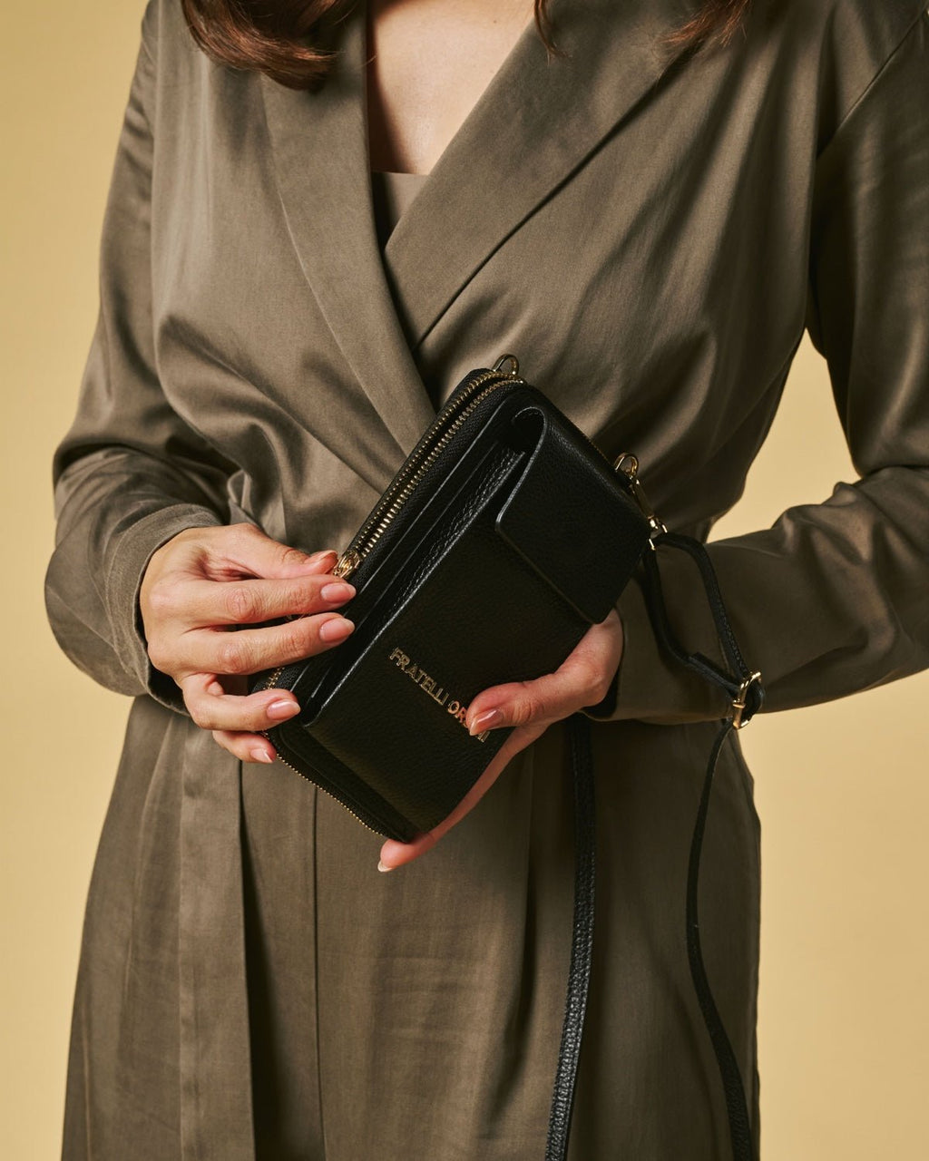 Giada (black) - Italian women's crossbody phone wallet with shoulder strap - Che Cose Belle