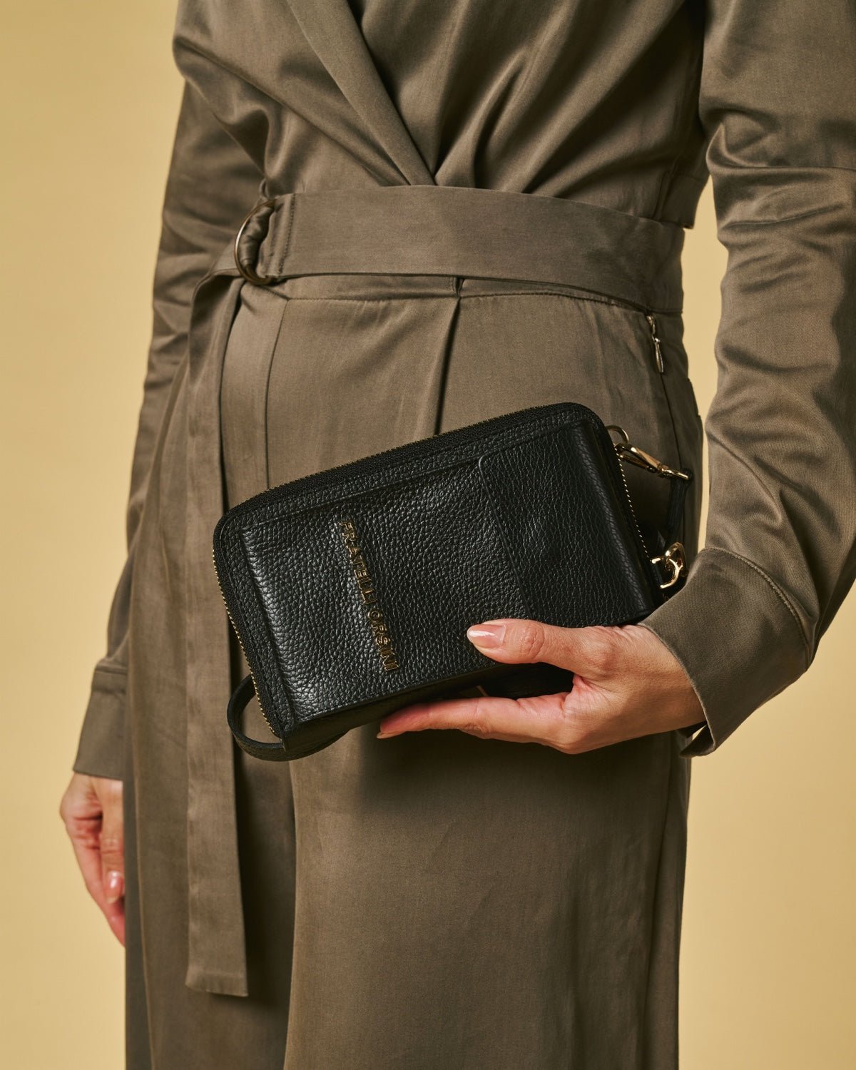 Giada (black) - Italian women's crossbody phone wallet with shoulder strap - Che Cose Belle