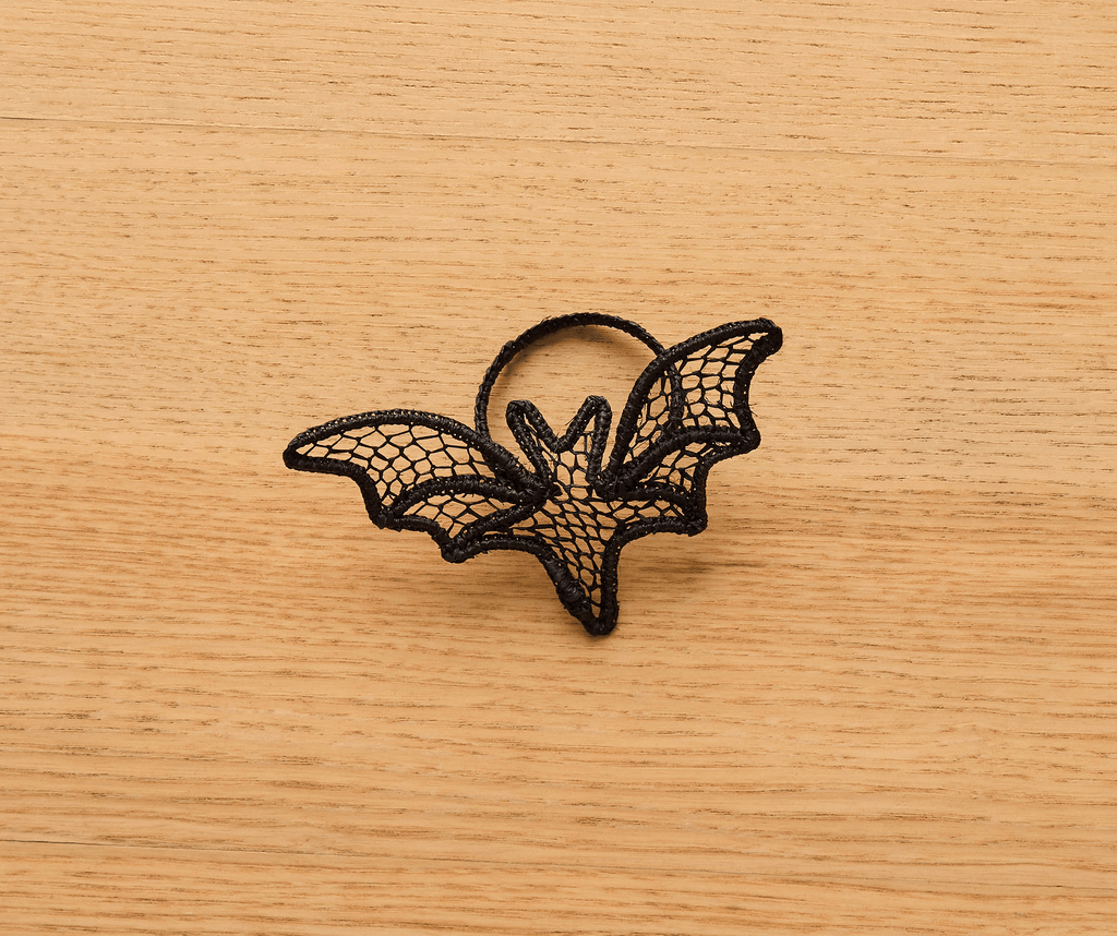 Halloween Bat Napkin Ring – Black Lace Gothic Napkin Holder – Handmade Spooky Table Decor – Fall Party Accent – Witchy Dinner Setting - Che Cose Belle