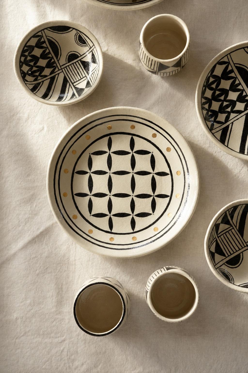 Hand Painted Stoneware Dinner Plate: Handmade Heritage Collection - Che Cose Belle