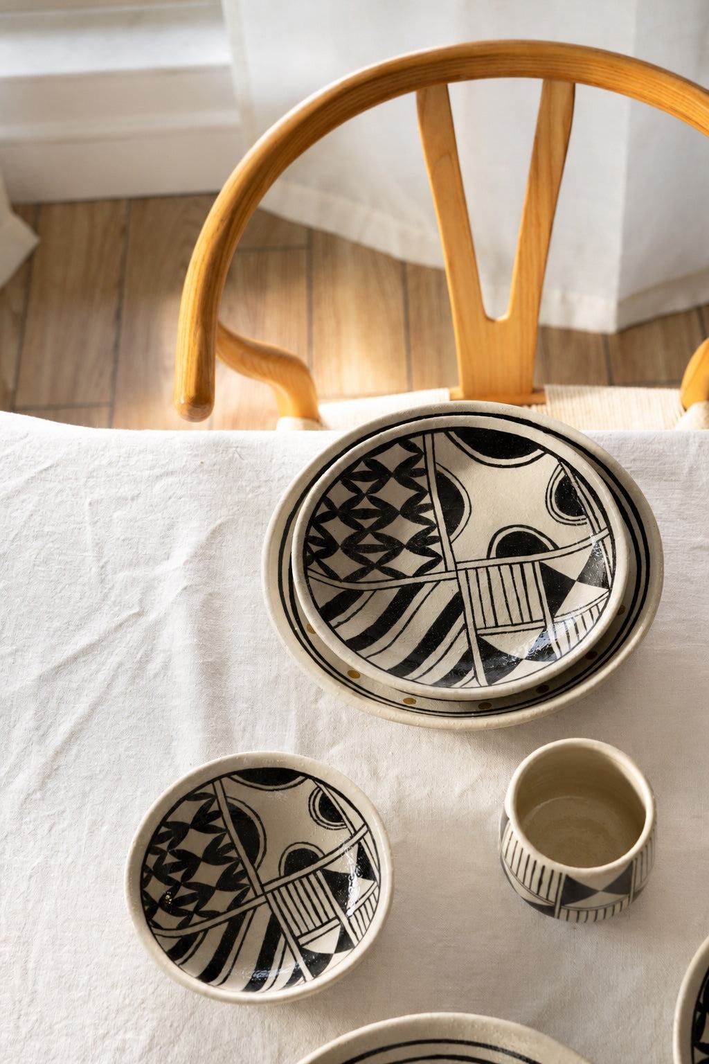 Hand Painted Stoneware Dinner Plate: Handmade Heritage Collection - Che Cose Belle