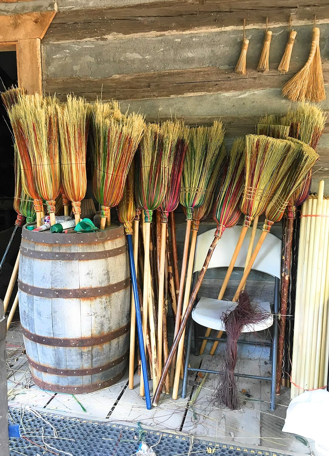 Handmade Farmhouse Broom – Traditional Broomcorn Sweeper, Rustic Country Decor & Functional Cleaning Broom Made in USA - Che Cose Belle