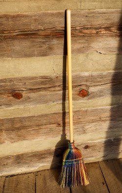 Handmade Farmhouse Broom – Traditional Broomcorn Sweeper, Rustic Country Decor & Functional Cleaning Broom Made in USA - Che Cose Belle