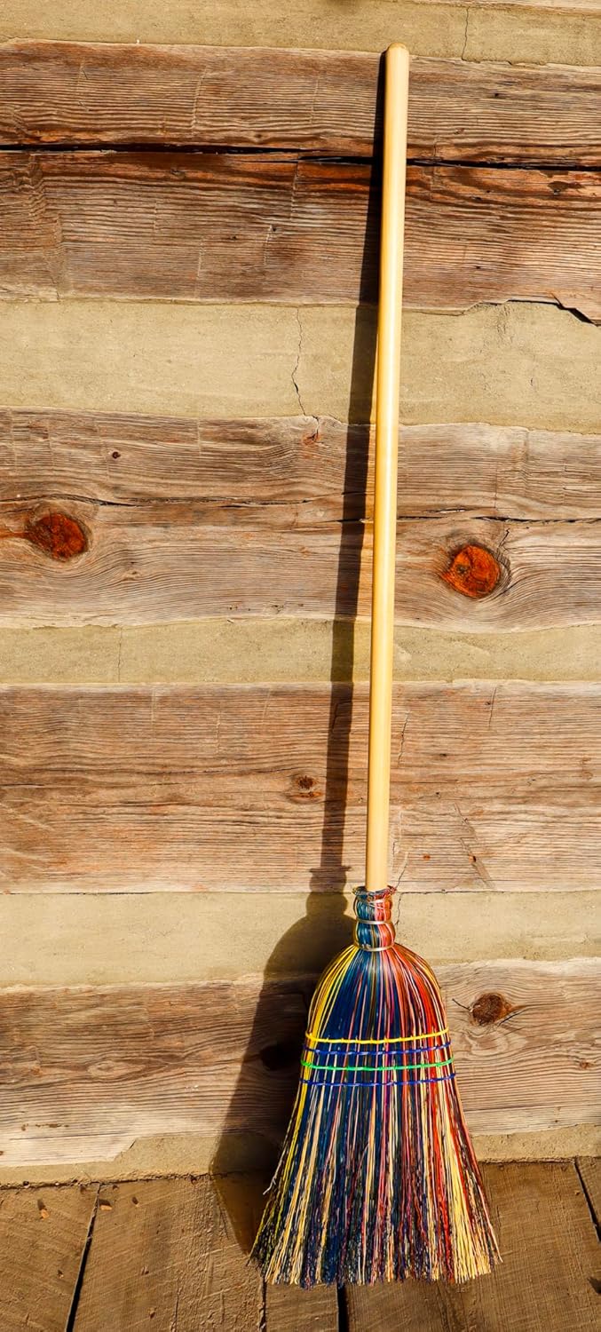 Handmade Farmhouse Broom – Traditional Broomcorn Sweeper, Rustic Country Decor & Functional Cleaning Broom Made in USA - Che Cose Belle