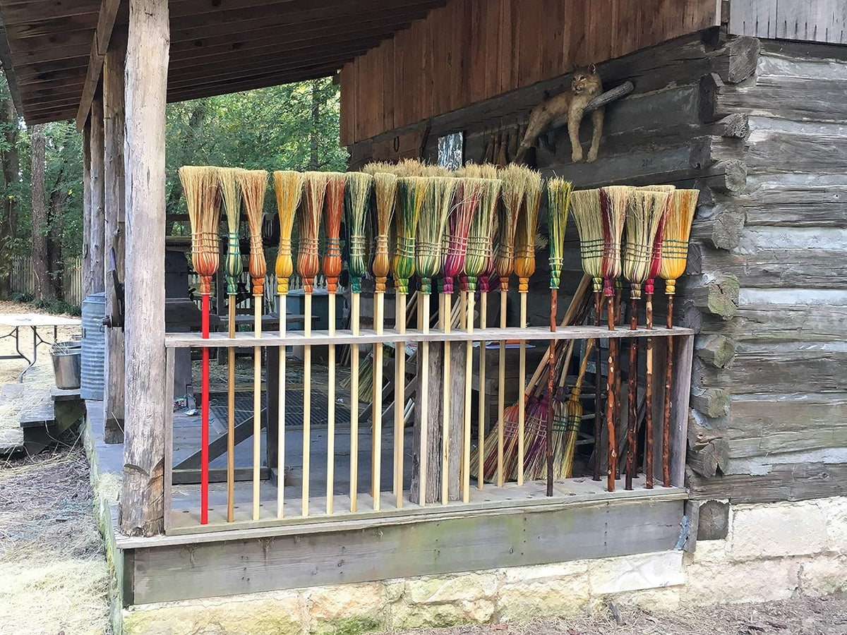 Handmade Farmhouse Broom – Traditional Broomcorn Sweeper, Rustic Country Decor & Functional Cleaning Broom Made in USA - Che Cose Belle