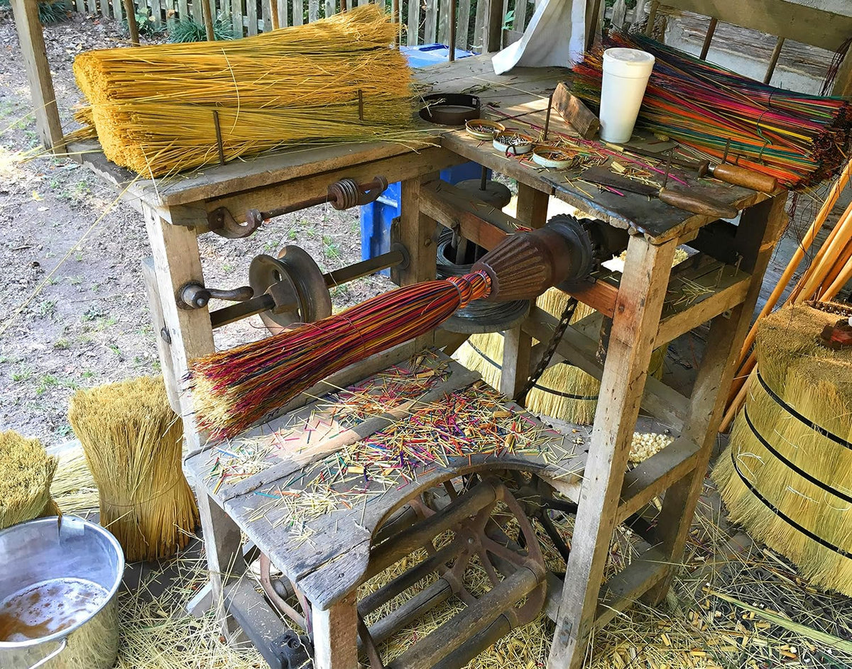 Handmade Farmhouse Broom – Traditional Broomcorn Sweeper, Rustic Country Decor & Functional Cleaning Broom Made in USA - Che Cose Belle