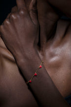 Heartfelt Charm: Chain of Hearts Bracelet - Che Cose Belle