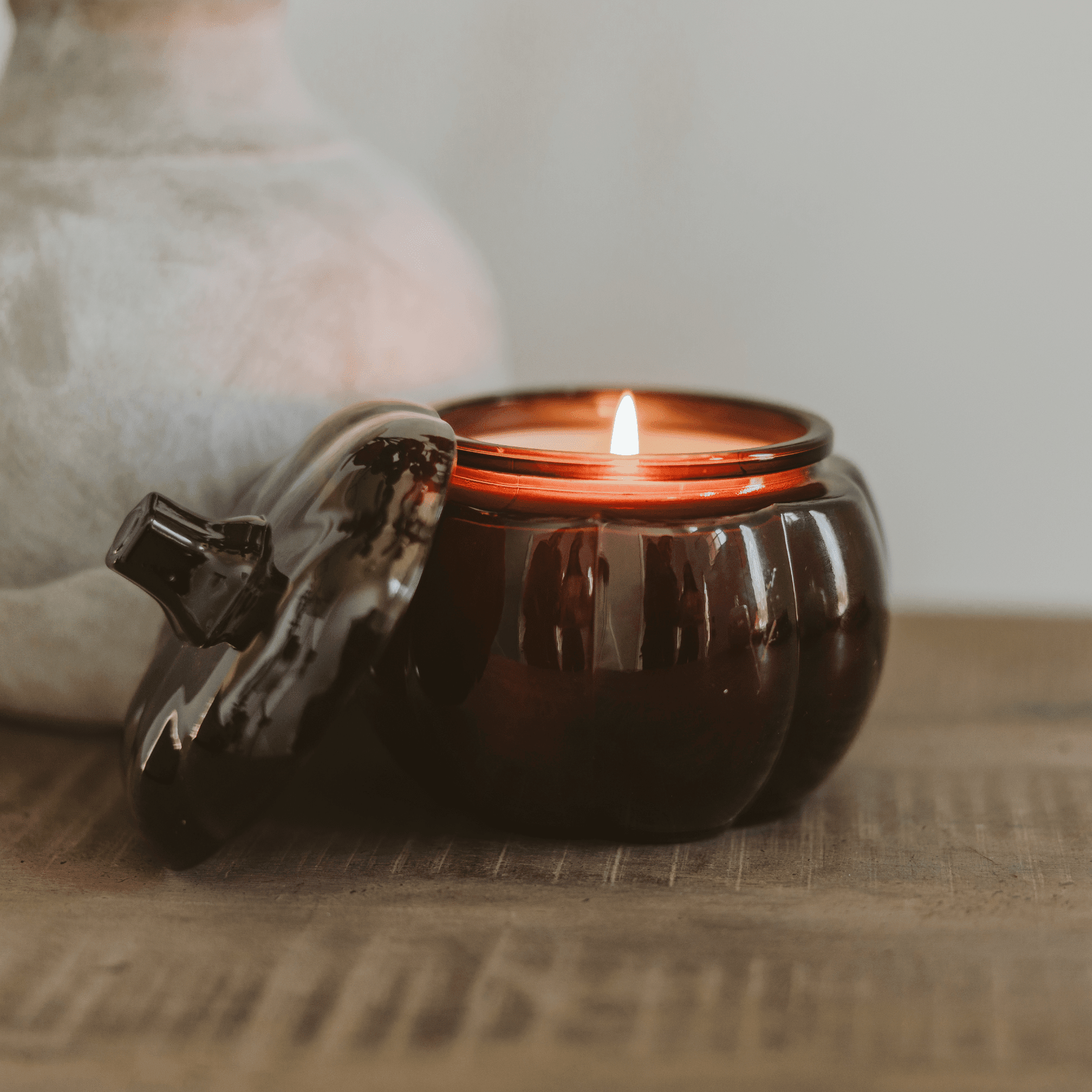 Hello Fall Soy Candle - Amber Glass Pumpkin Jar - 20 oz - Che Cose Belle
