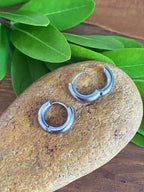 HUGGIE HOOP EARRINGS - Che Cose Belle