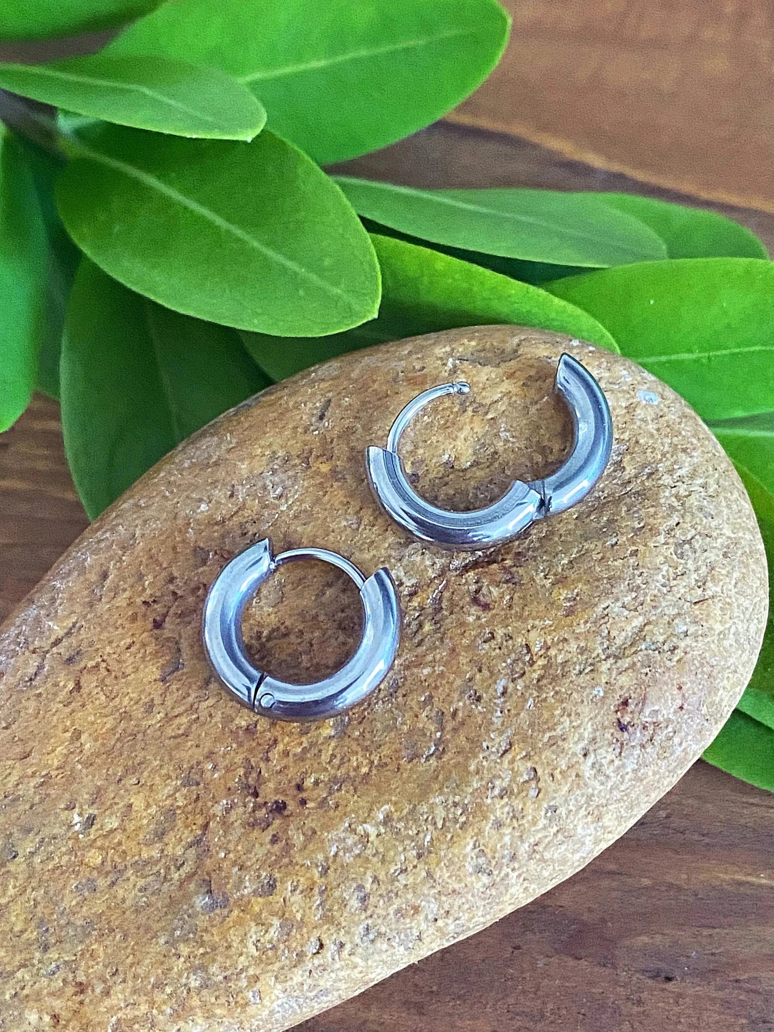 HUGGIE HOOP EARRINGS - Che Cose Belle