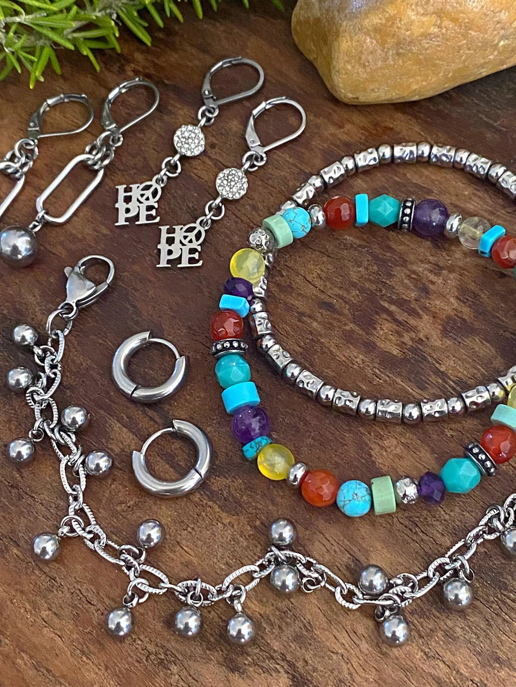 HUGGIE HOOP EARRINGS - Che Cose Belle