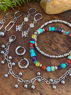 HUGGIE HOOP EARRINGS - Che Cose Belle