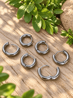 HUGGIE HOOP EARRINGS - Che Cose Belle