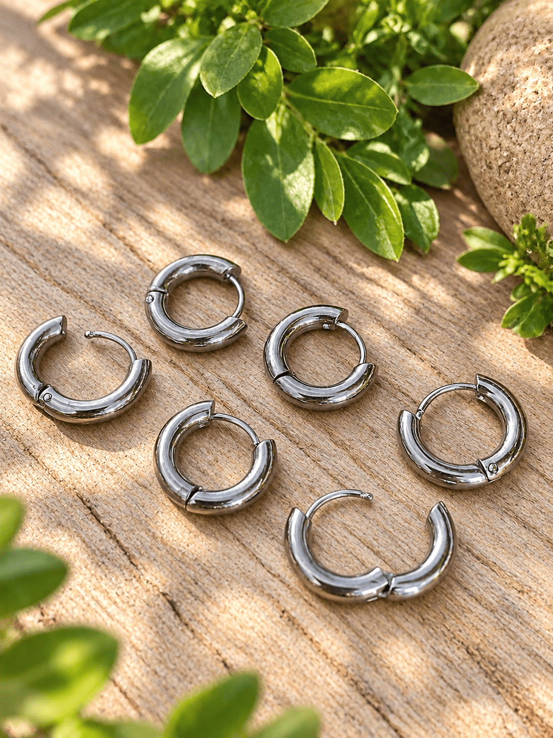 HUGGIE HOOP EARRINGS - Che Cose Belle
