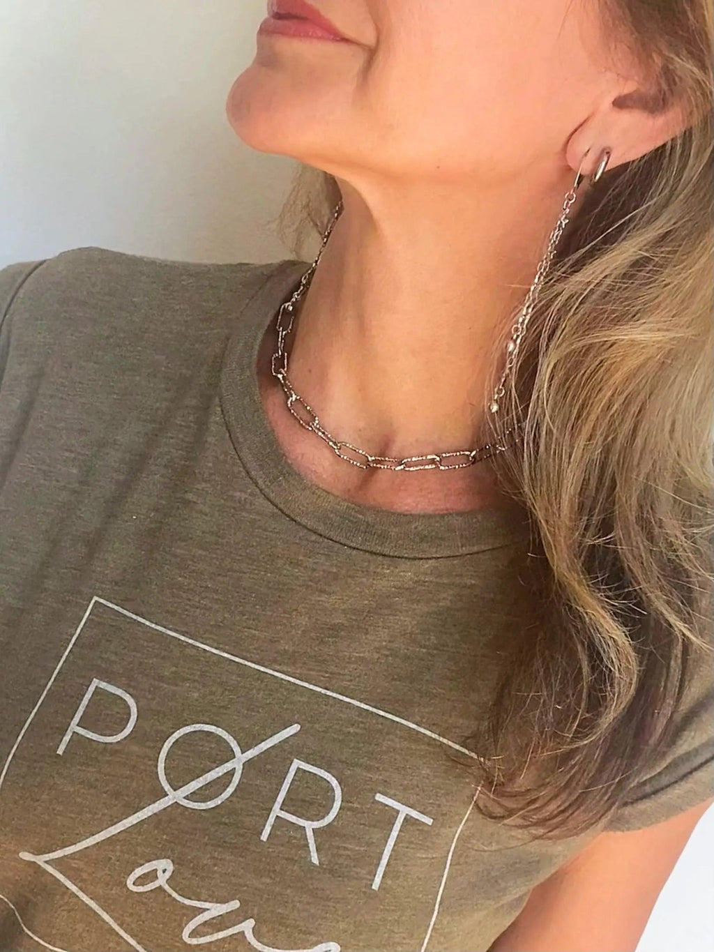 HUGGIE HOOP EARRINGS - Che Cose Belle