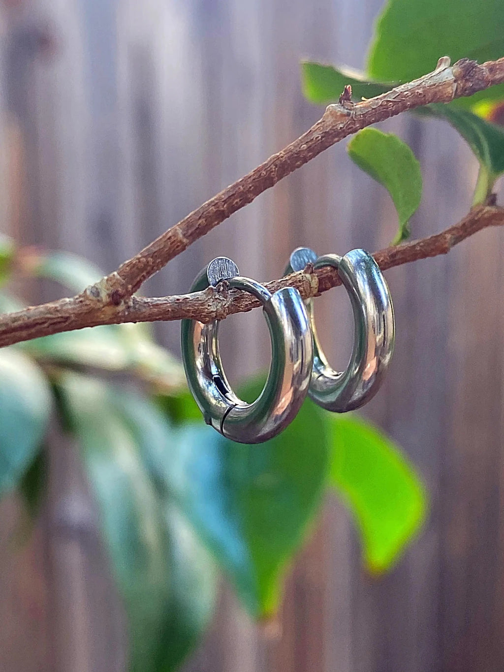 HUGGIE HOOP EARRINGS - Che Cose Belle