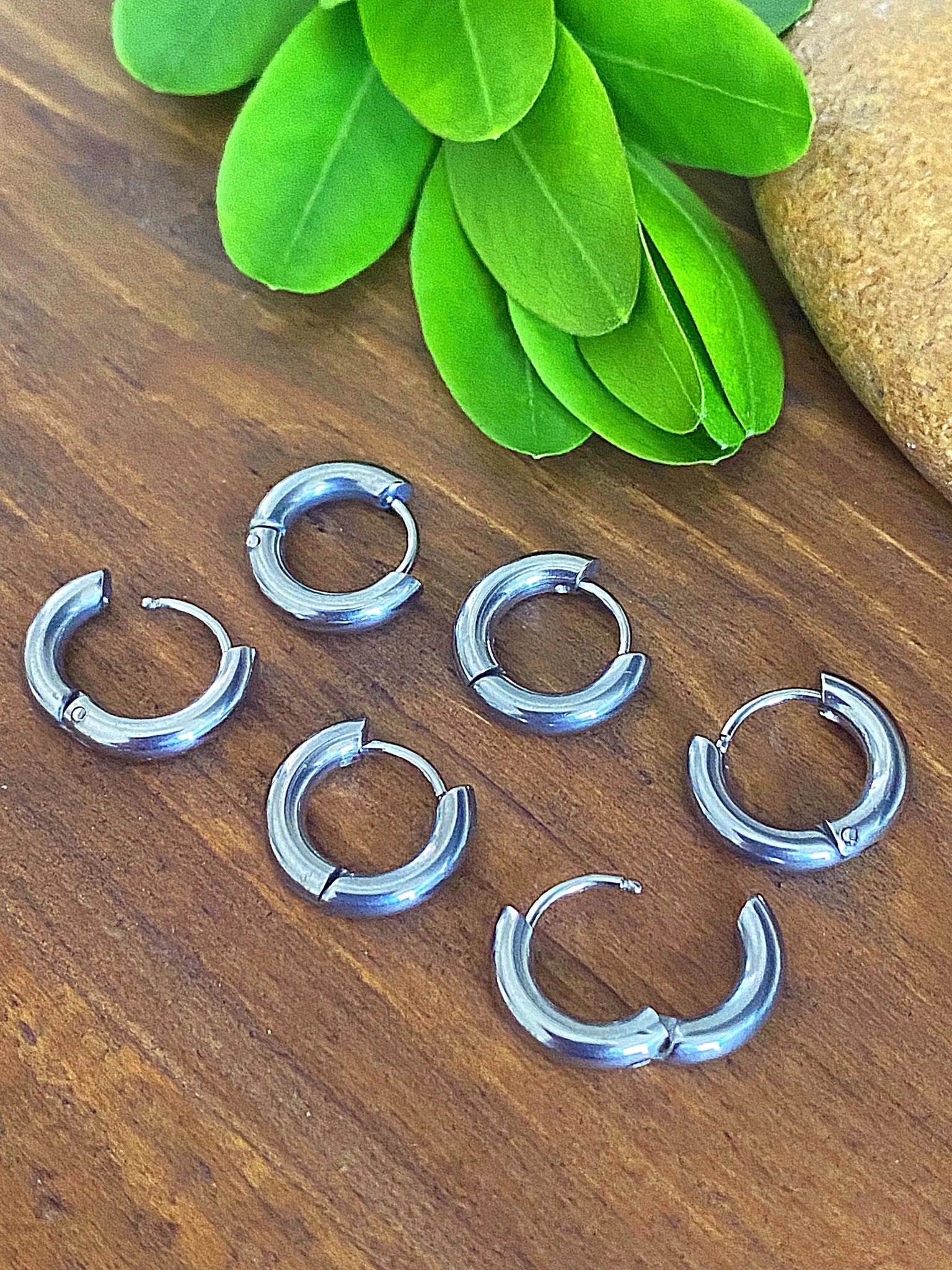 HUGGIE HOOP EARRINGS - Che Cose Belle