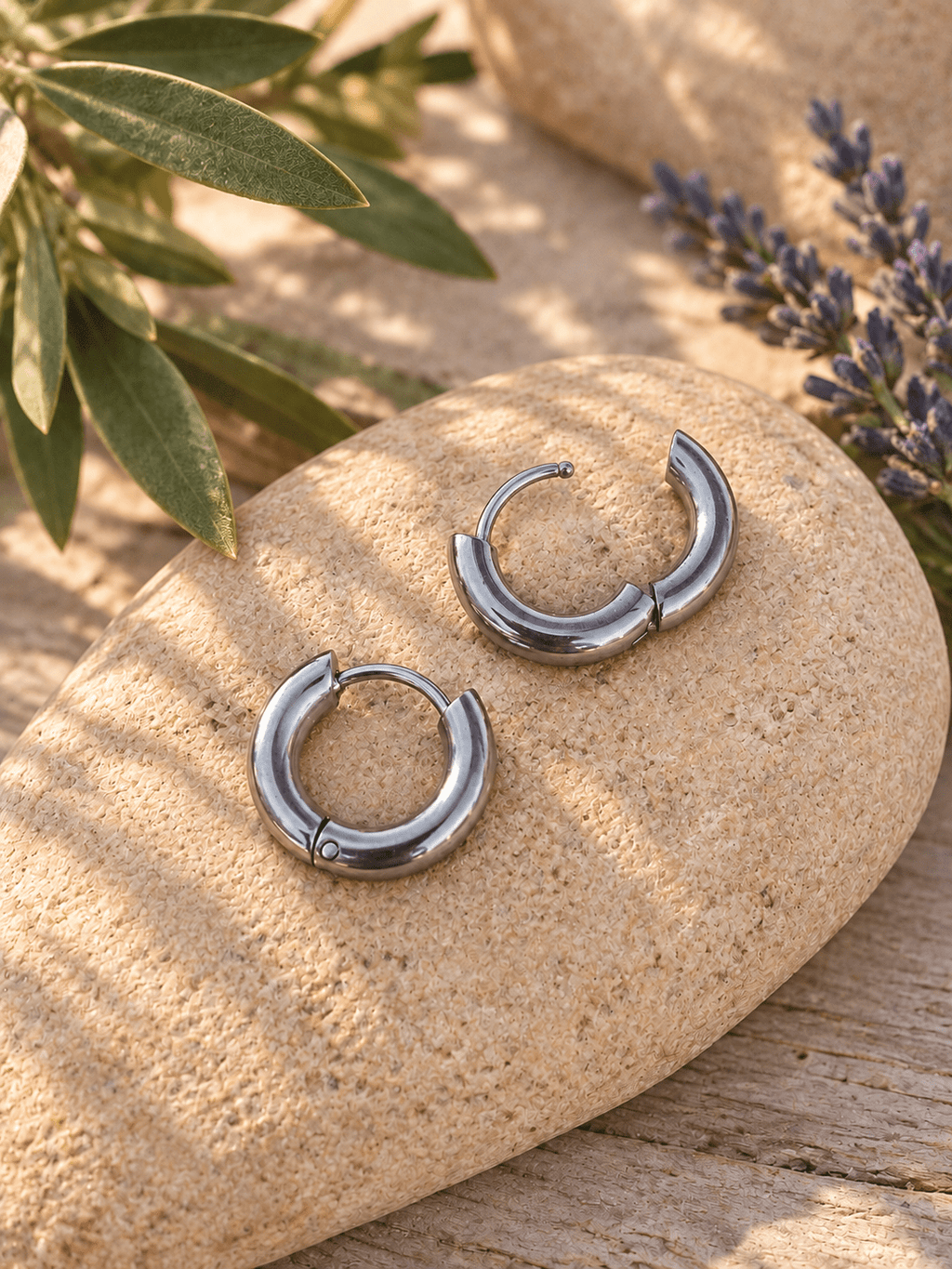 HUGGIE HOOP EARRINGS - Che Cose Belle