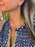 HUGGIE HOOP EARRINGS - Che Cose Belle