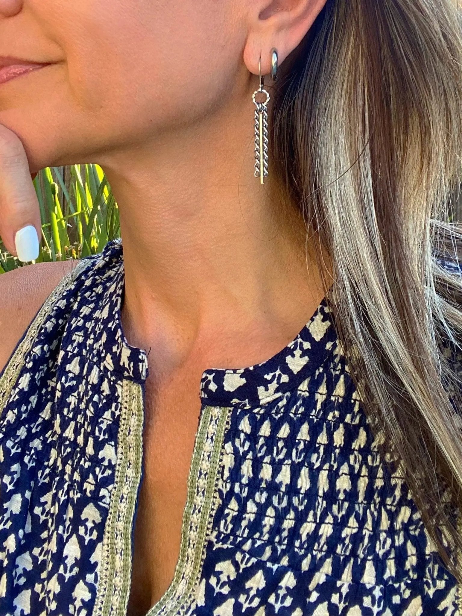 HUGGIE HOOP EARRINGS - Che Cose Belle