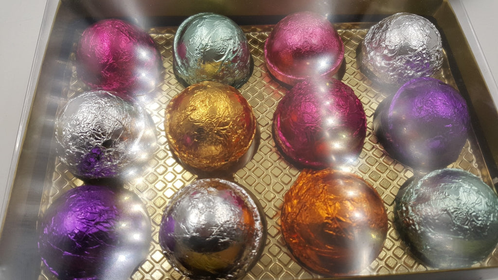 Gift Set for Mom with 12 foil wrapped 2.5 oz bath bombs, great for dry skin, Favorite scents for women - Che Cose Belle