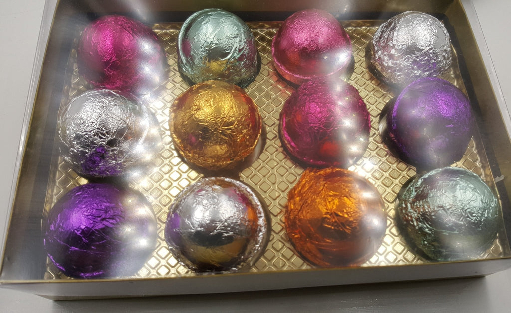 Gift Set for Mom with 12 foil wrapped 2.5 oz bath bombs, great for dry skin, Favorite scents for women - Che Cose Belle