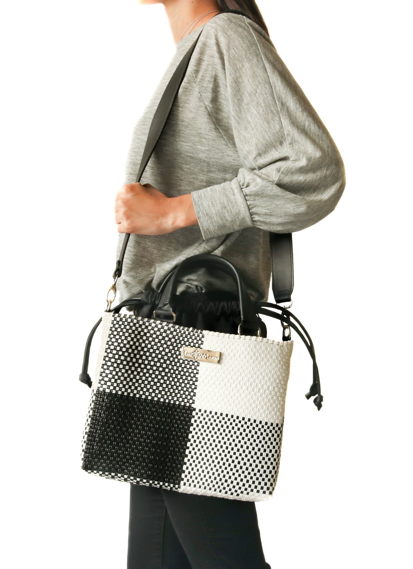 Lucy Medium Woven Crossbody Drawstring Bag - Che Cose Belle