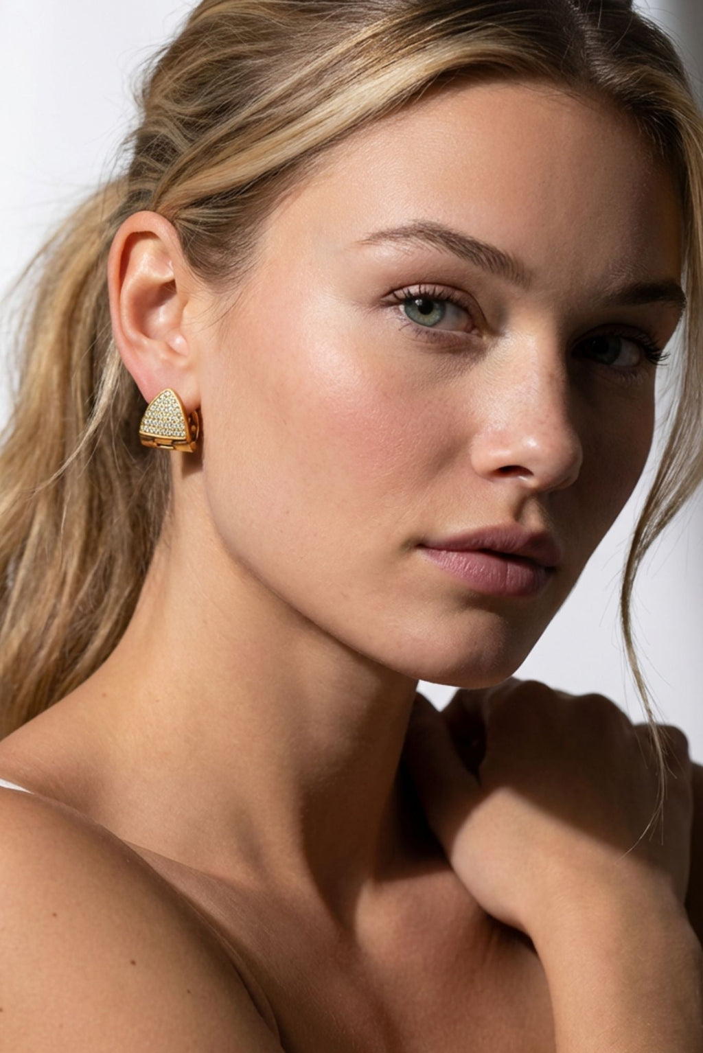 Luna Waterproof Dainty Triangle Zircon Pave Stud - Che Cose Belle