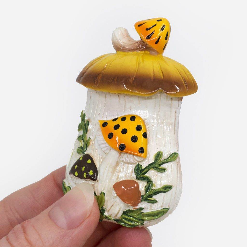 Merry Mushroom-Inspired Hand-Painted 70s Fridge Magnet - Che Cose Belle