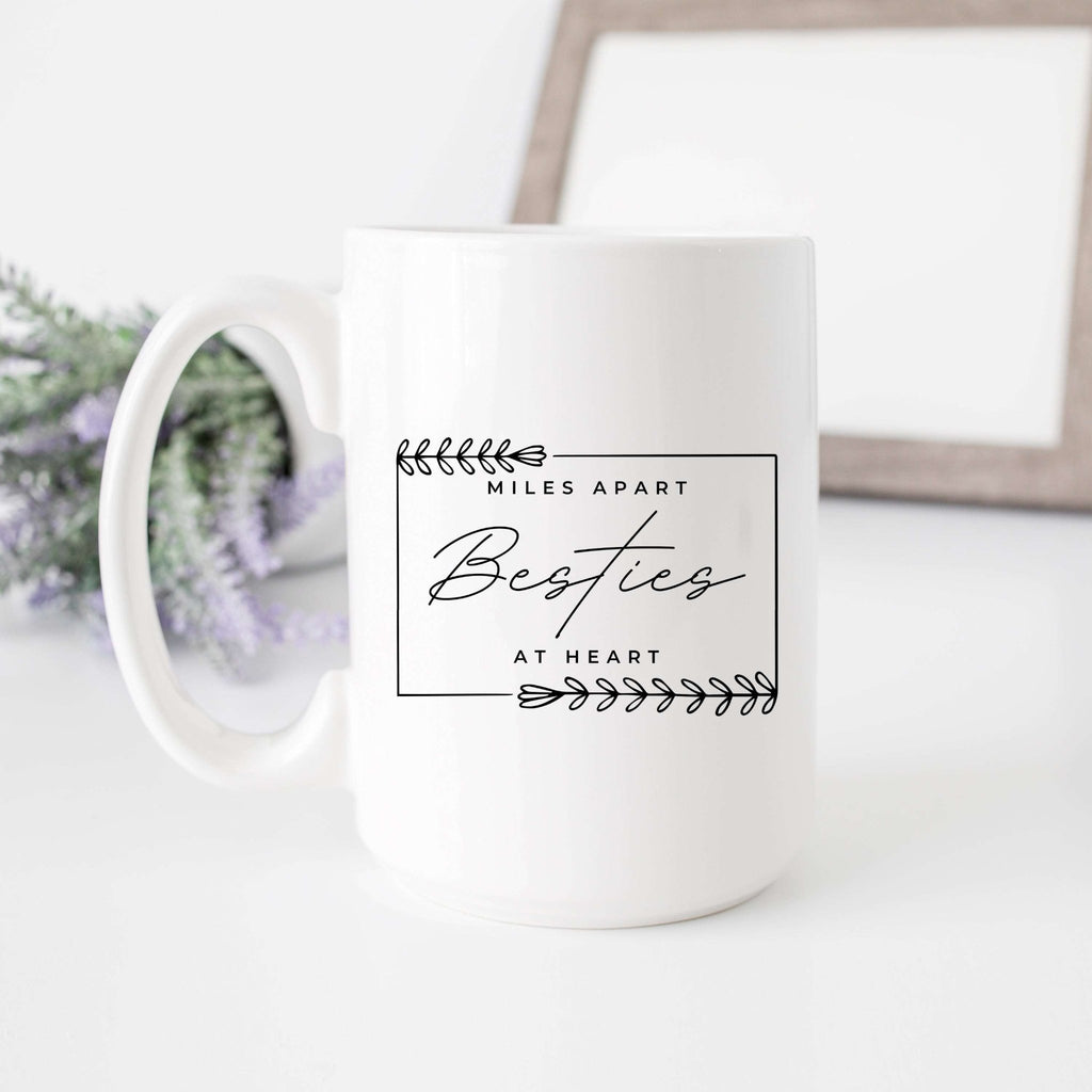 Miles Apart But Besties at Heart Mug - Che Cose Belle