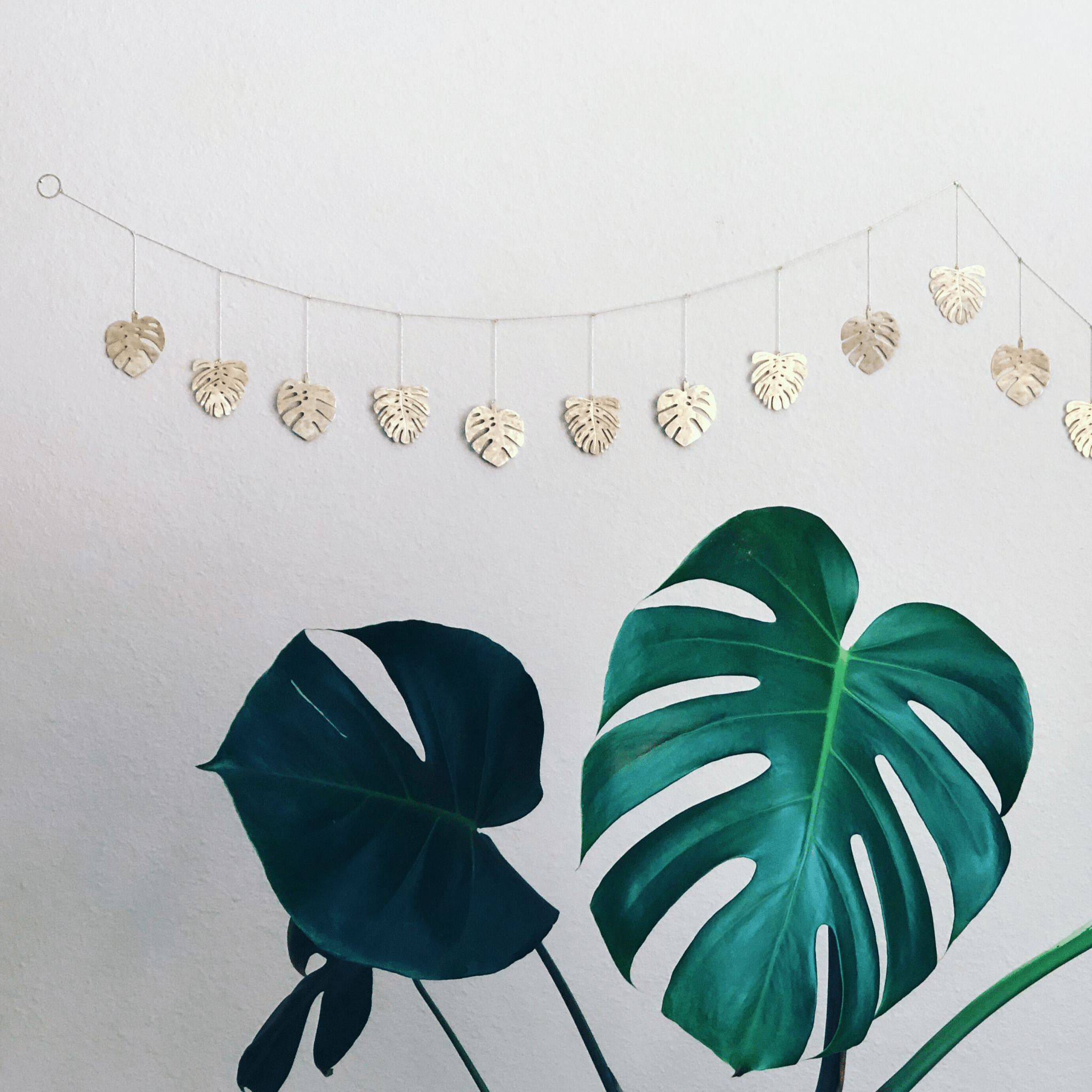 Monstera Hammered Brass Garland - Che Cose Belle