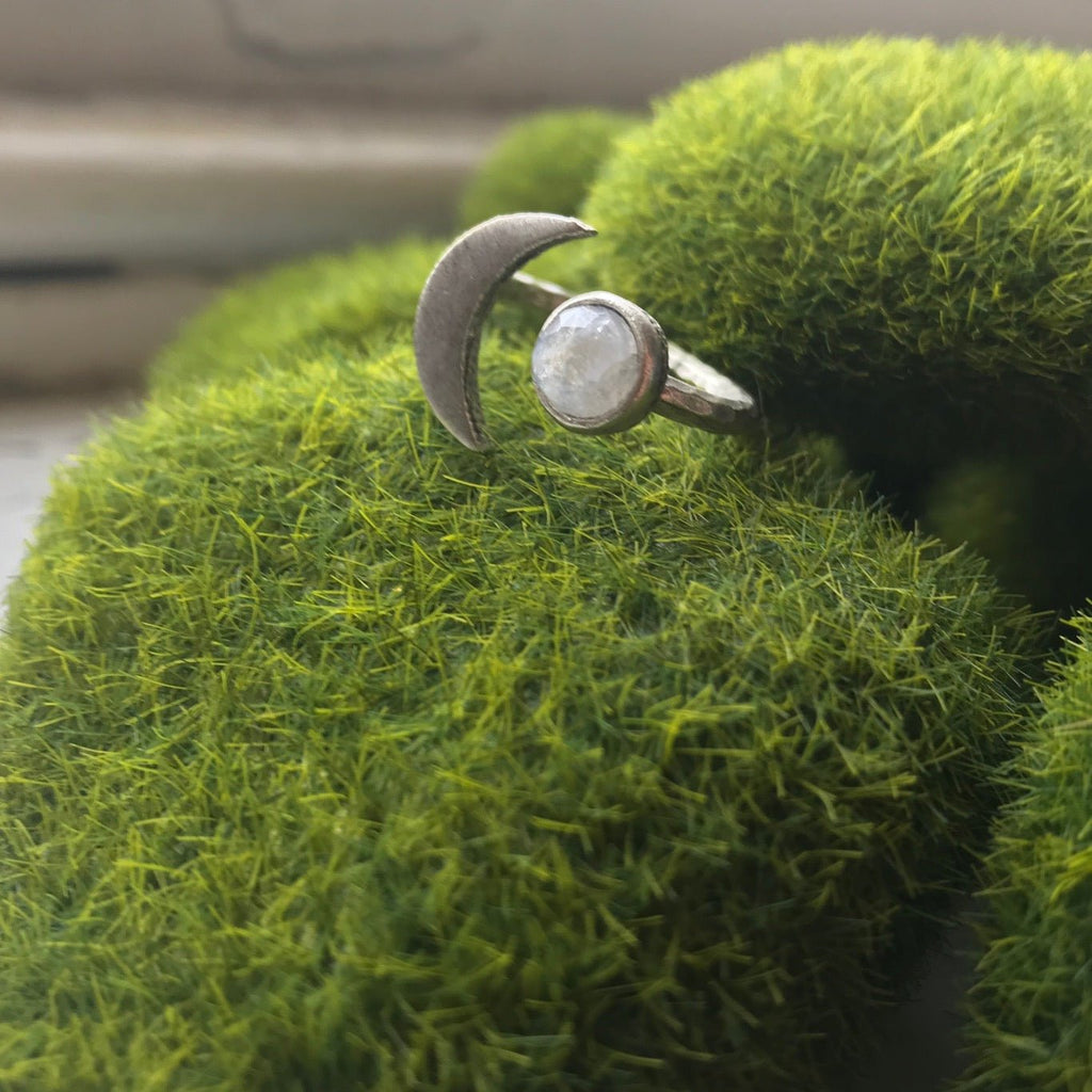 Moon Goddess Ring - Crescent Moon with Rainbow Moonstone - Che Cose Belle