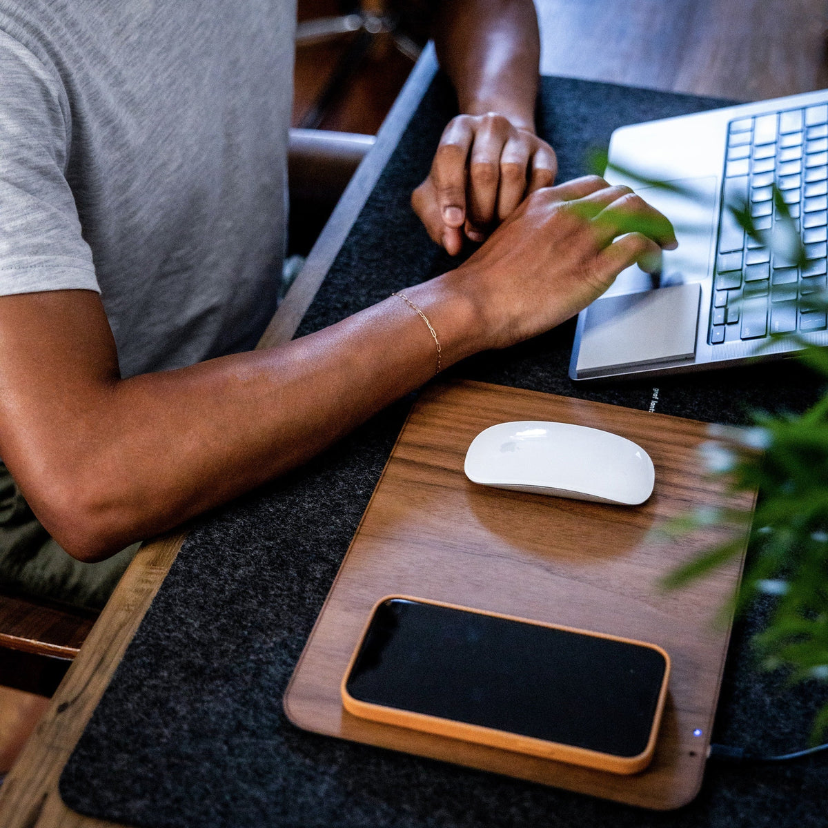 Oversize Wood Mousepad with 15 watt Wireless Fast Charger - Che Cose Belle