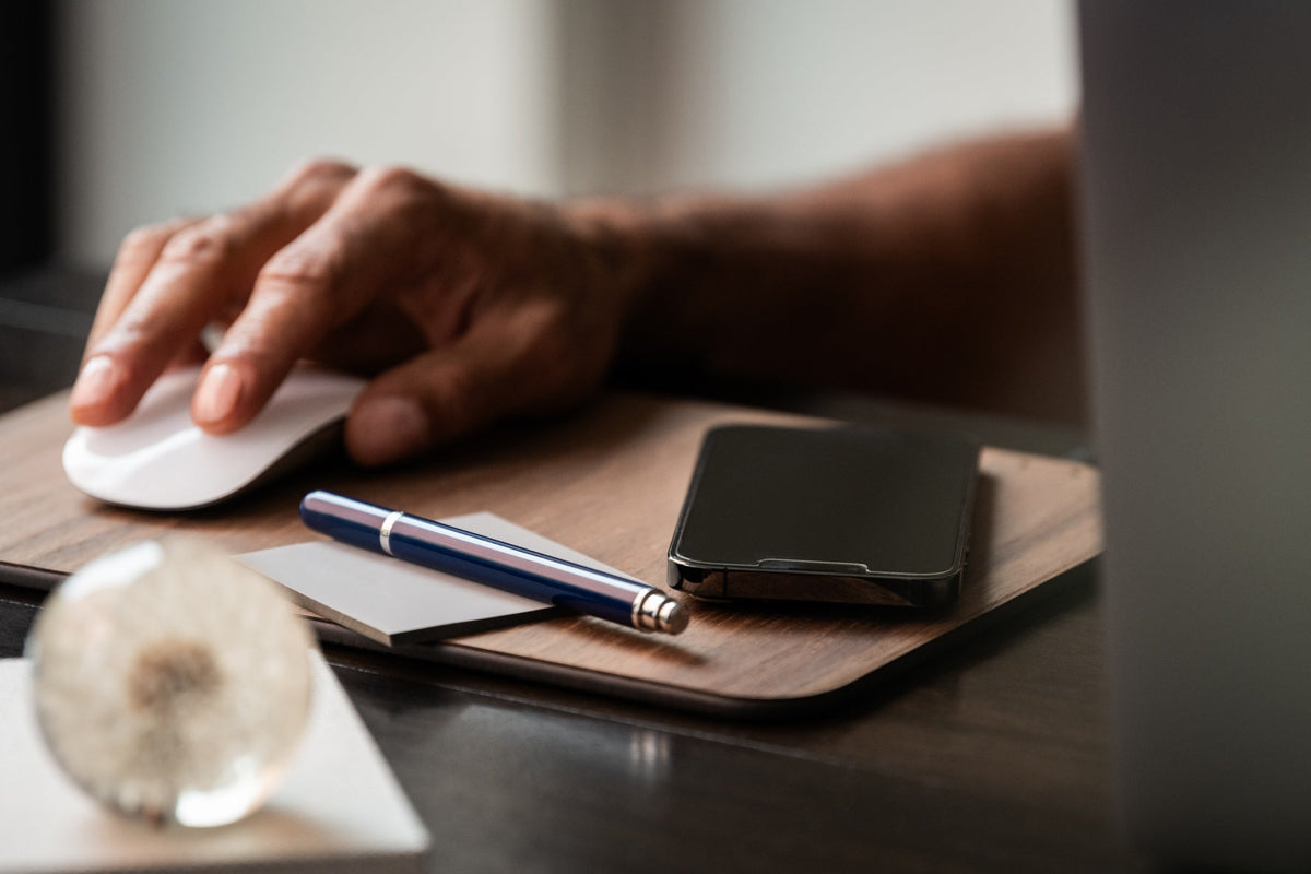 Oversize Wood Mousepad with 15 watt Wireless Fast Charger - Che Cose Belle