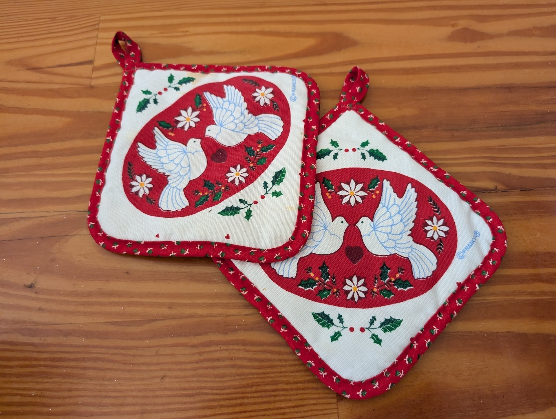 "Peace Doves" Potholders from Franco - 1980s-1990s Linens (Cotton, Polyester Kitchen Linens, Traditional, Vintage, White, Red, Green) - Che Cose Belle