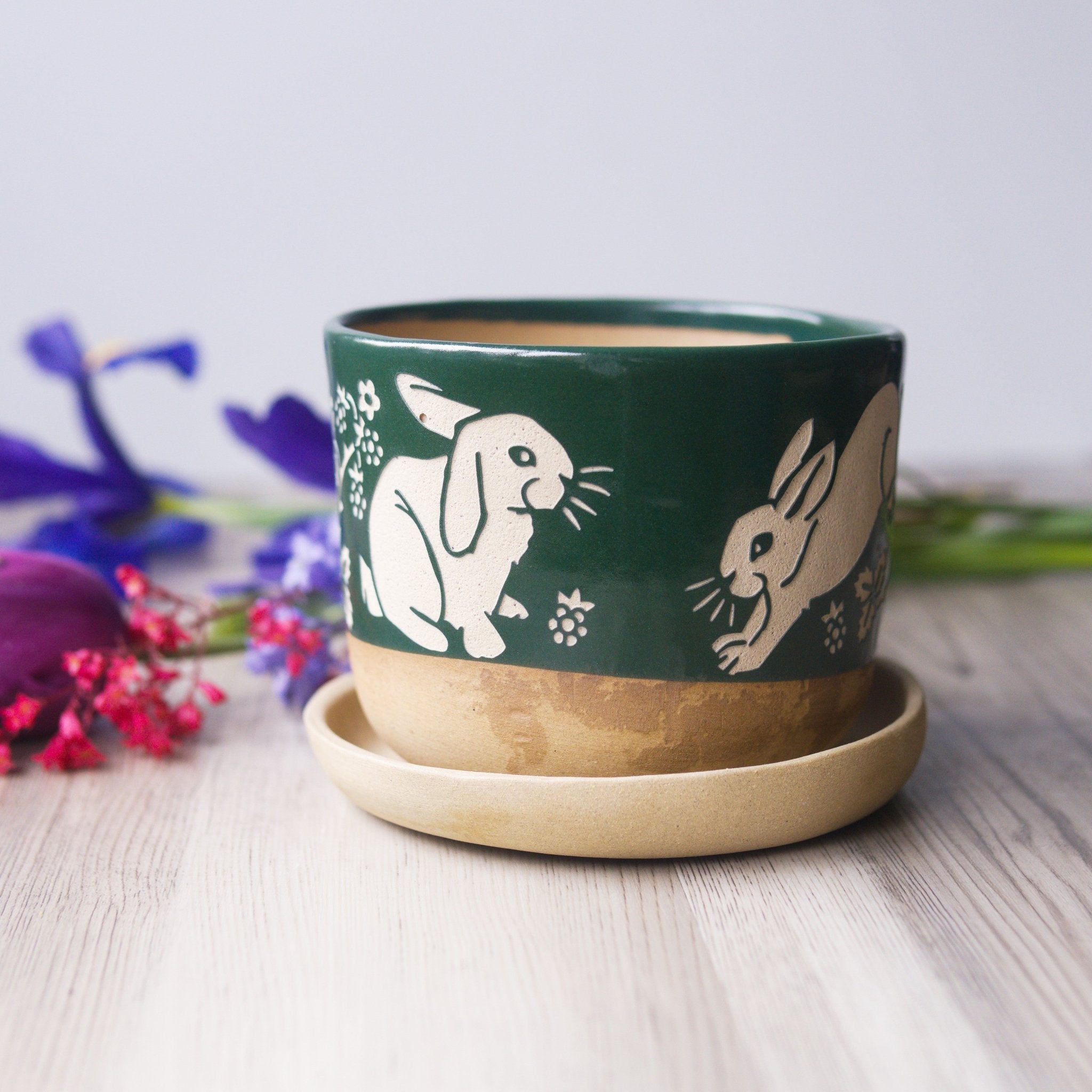 Rabbits Plant Pot, Farmhouse Style Planter with drainage + saucer - Che Cose Belle