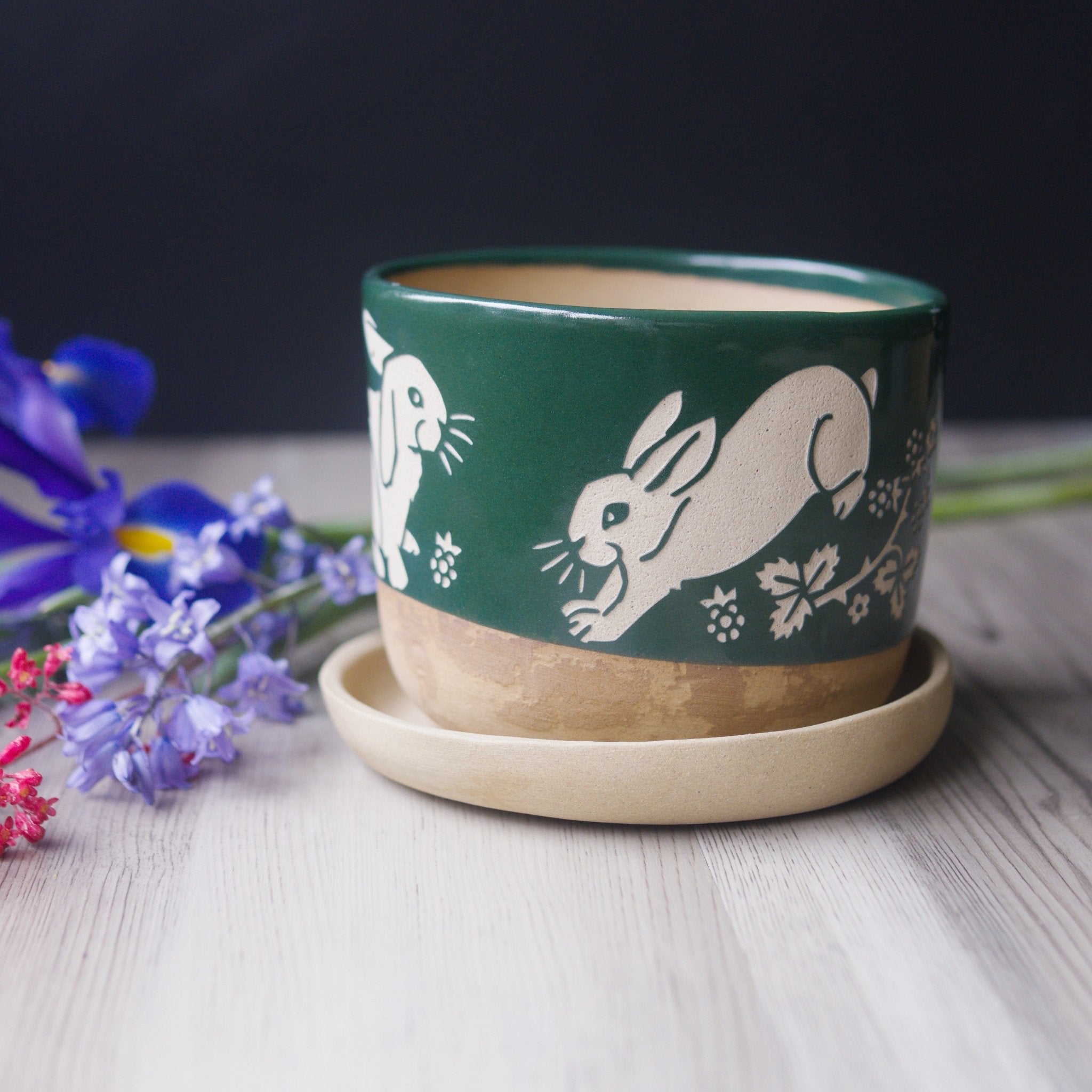 Rabbits Plant Pot, Farmhouse Style Planter with drainage + saucer - Che Cose Belle