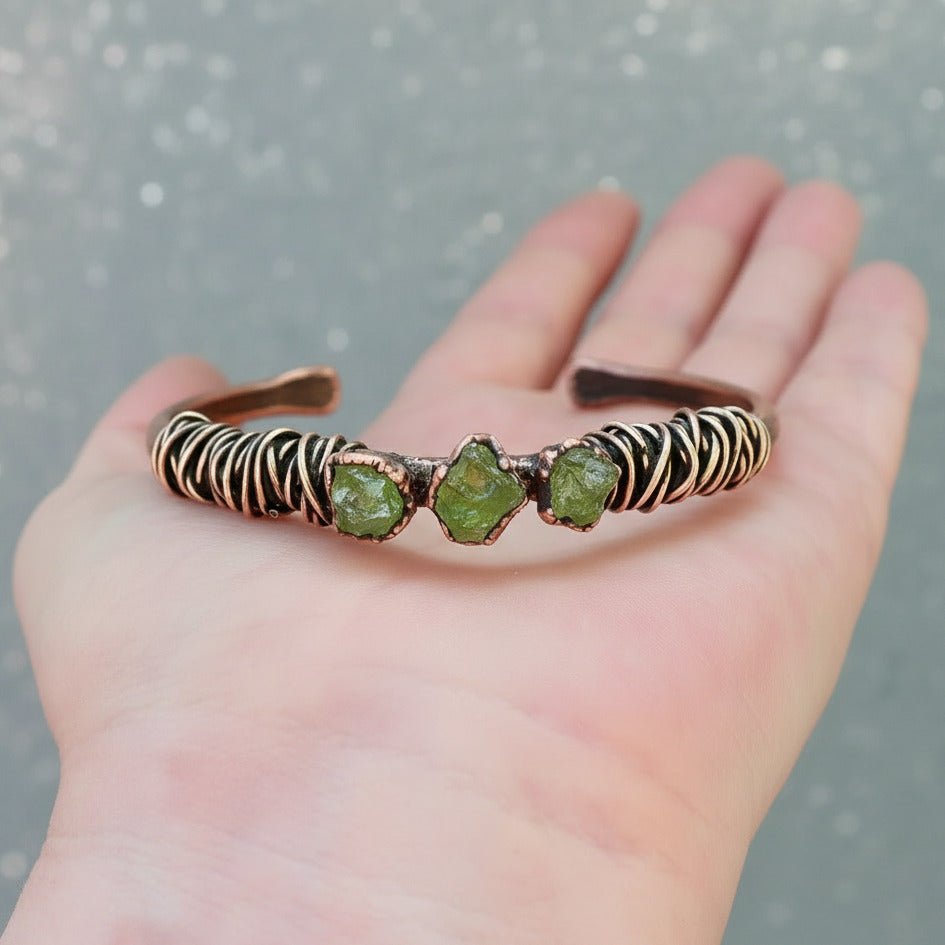 Raw Peridot Copper Cuff - Handcrafted Talisman Jewelry for Heart Healing - Che Cose Belle