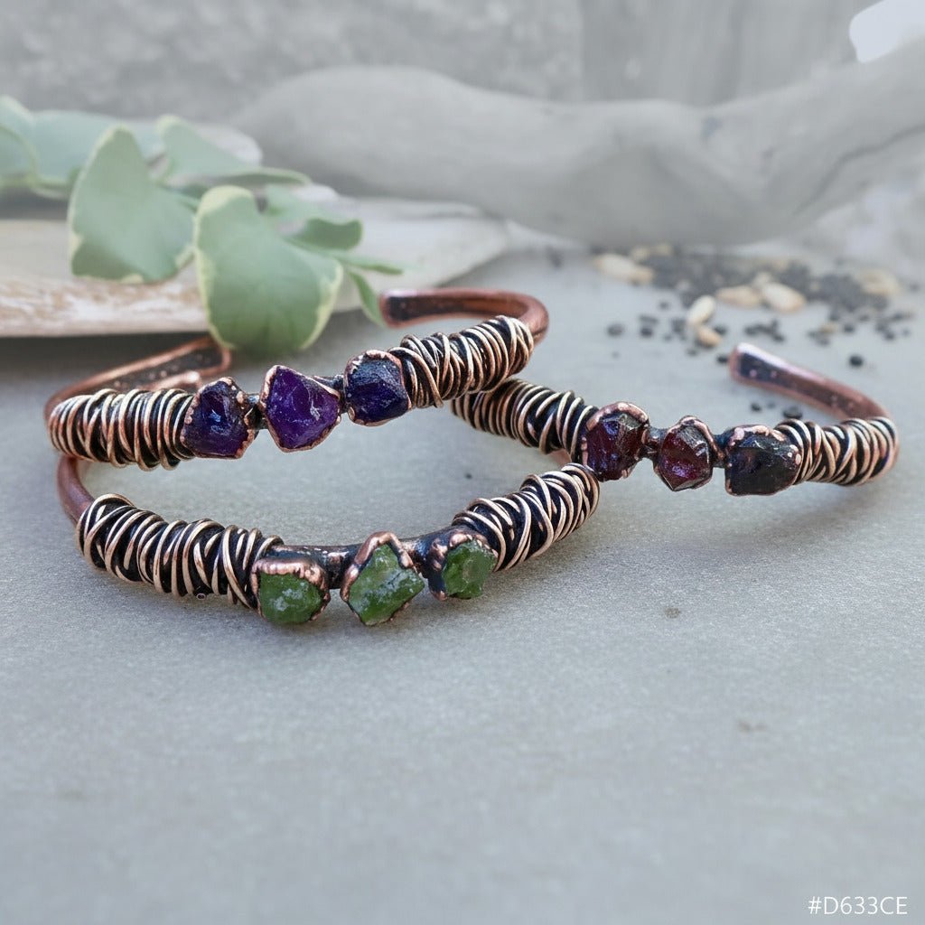 Raw Peridot Copper Cuff - Handcrafted Talisman Jewelry for Heart Healing - Che Cose Belle