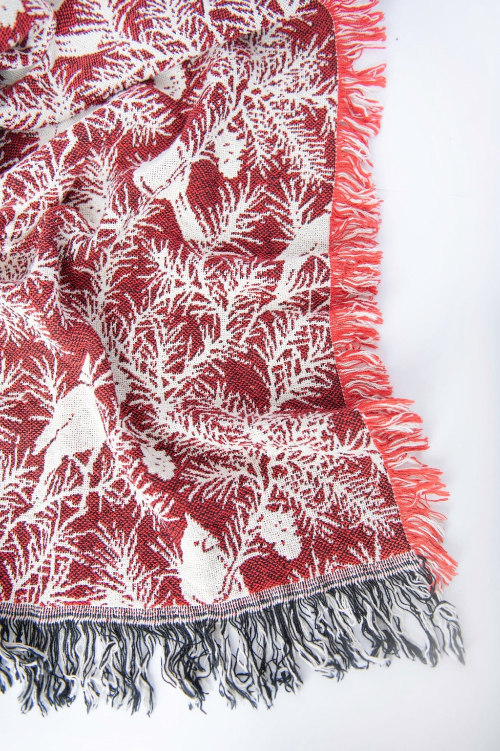 Red Cardinal Christmas Jacquard Woven Throw - Che Cose Belle