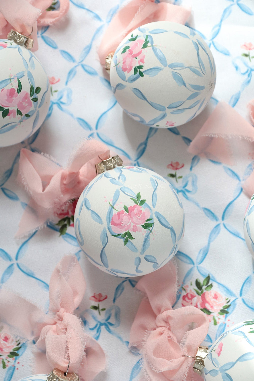 Ribbon trellis and rose hand-painted ornament - Che Cose Belle