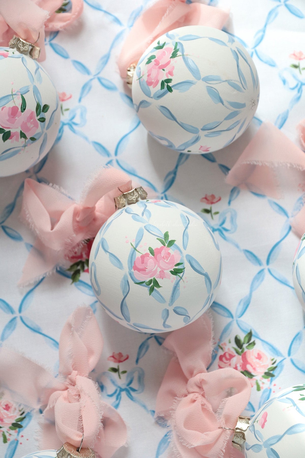 Ribbon trellis and rose hand-painted ornament - Che Cose Belle
