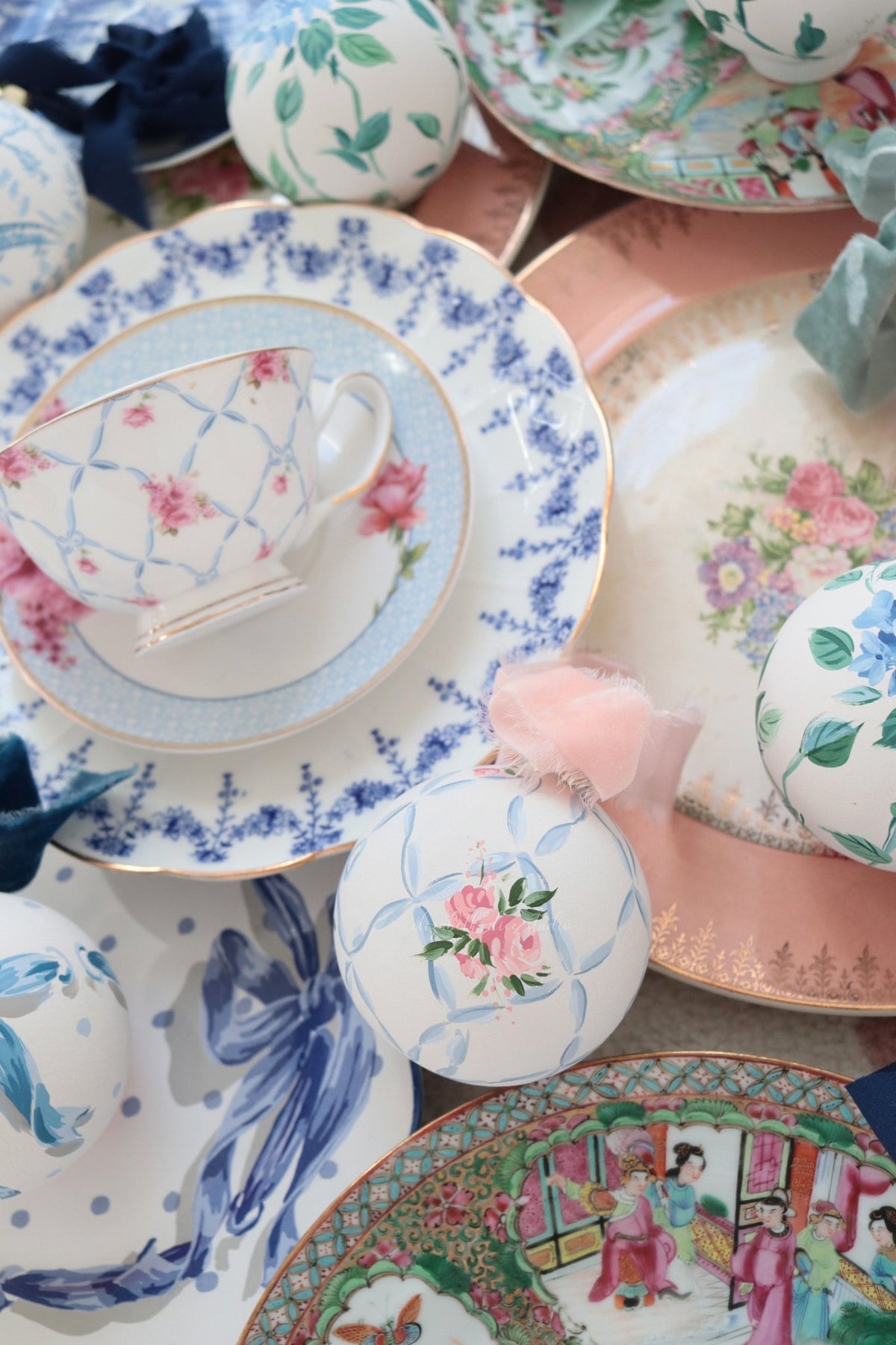 Ribbon trellis and rose hand-painted ornament - Che Cose Belle