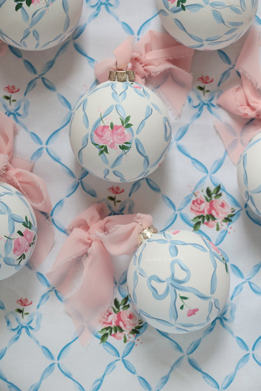 Ribbon trellis and rose hand-painted ornament - Che Cose Belle