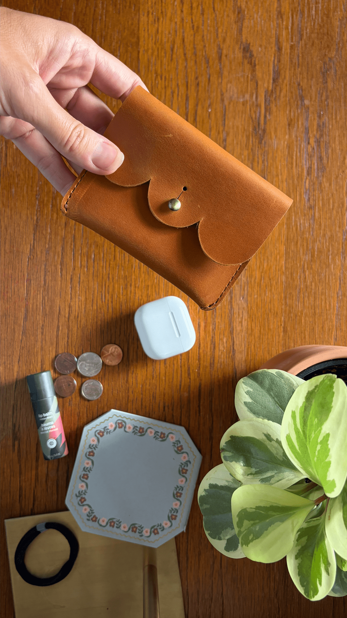 Scalloped Leather Card Carrier - Che Cose Belle