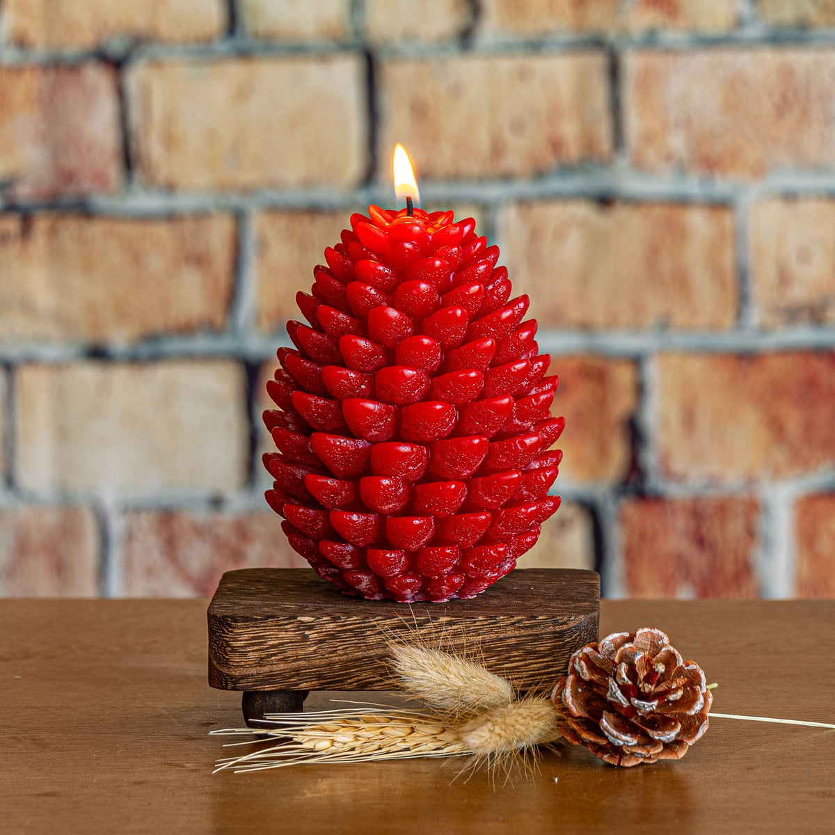 Signature Sculpted Pinecone Candle - Spicy Apple - Che Cose Belle