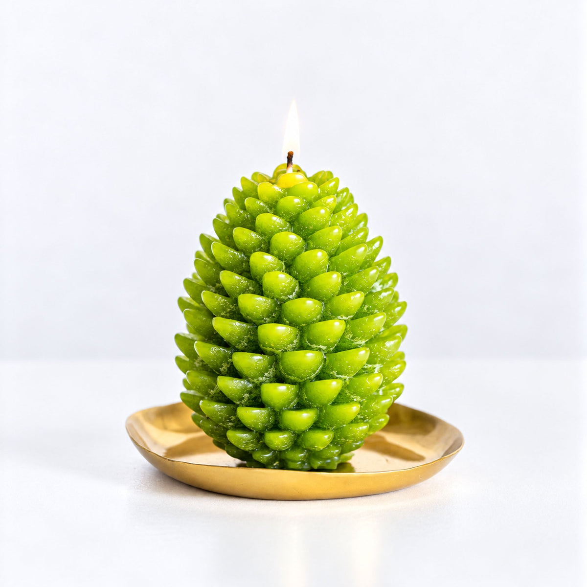 Signature Sculpted Pinecone Candle - Winterberry Frost - Che Cose Belle